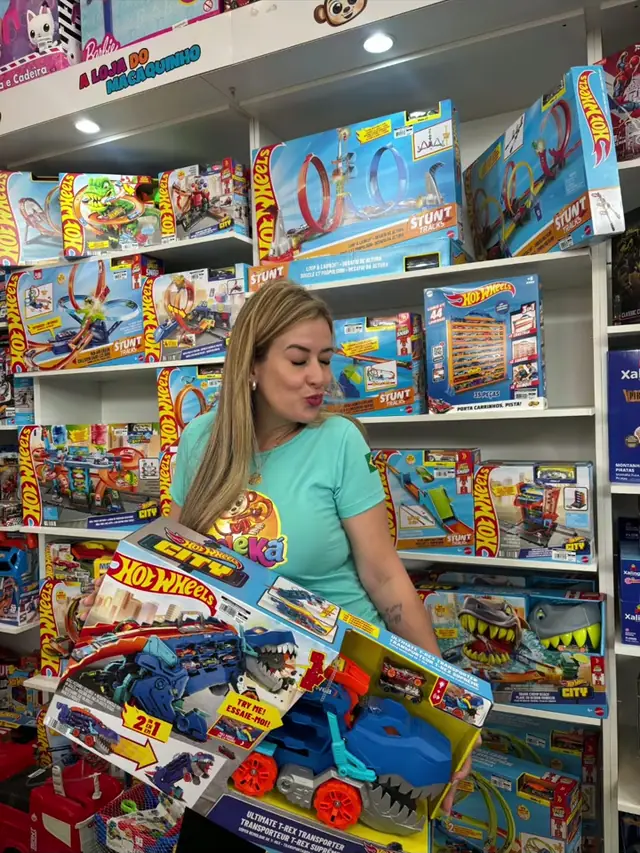 Atendente segurando uma caixa de carrinhos e pista