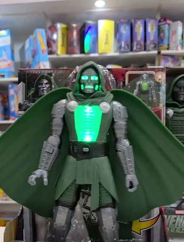 Boneco de super-herói com luz verde nos olhos