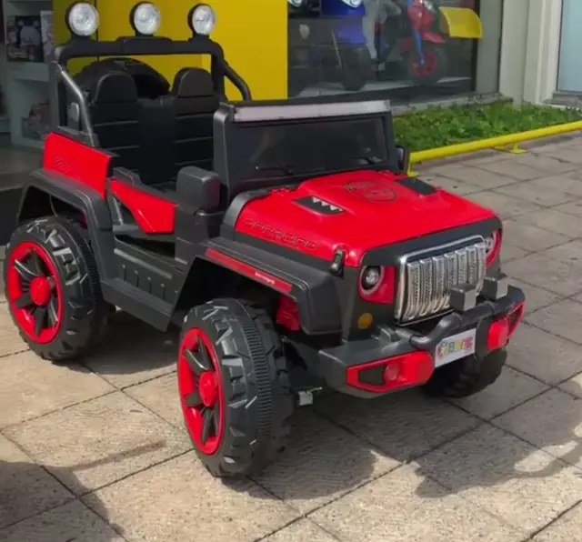 Carro elétrico vermelho na entrada da loja