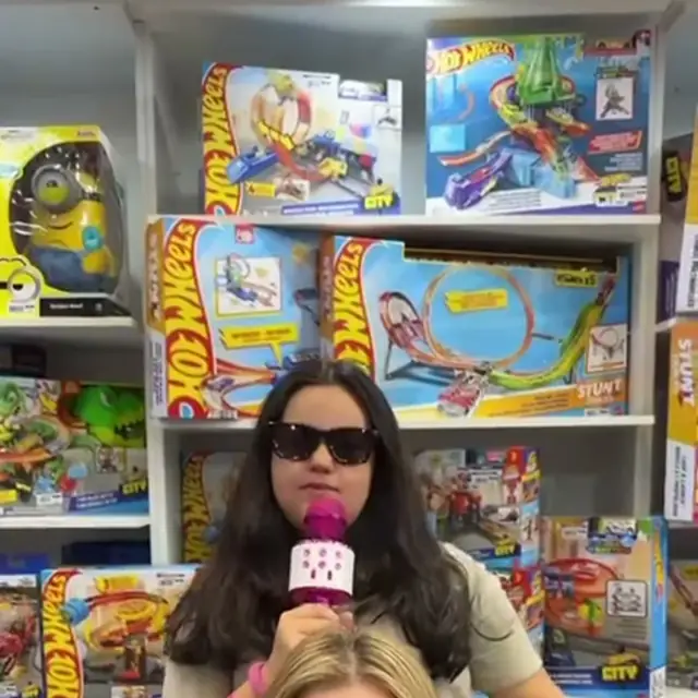 Prateleiras cheias de carrinhos e pistas